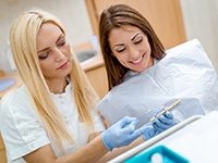 A patient consulting a dentist about the cost of veneers in Dallas