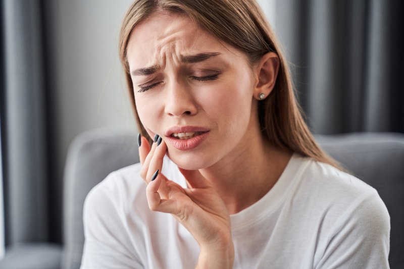 woman experiencing facial pain